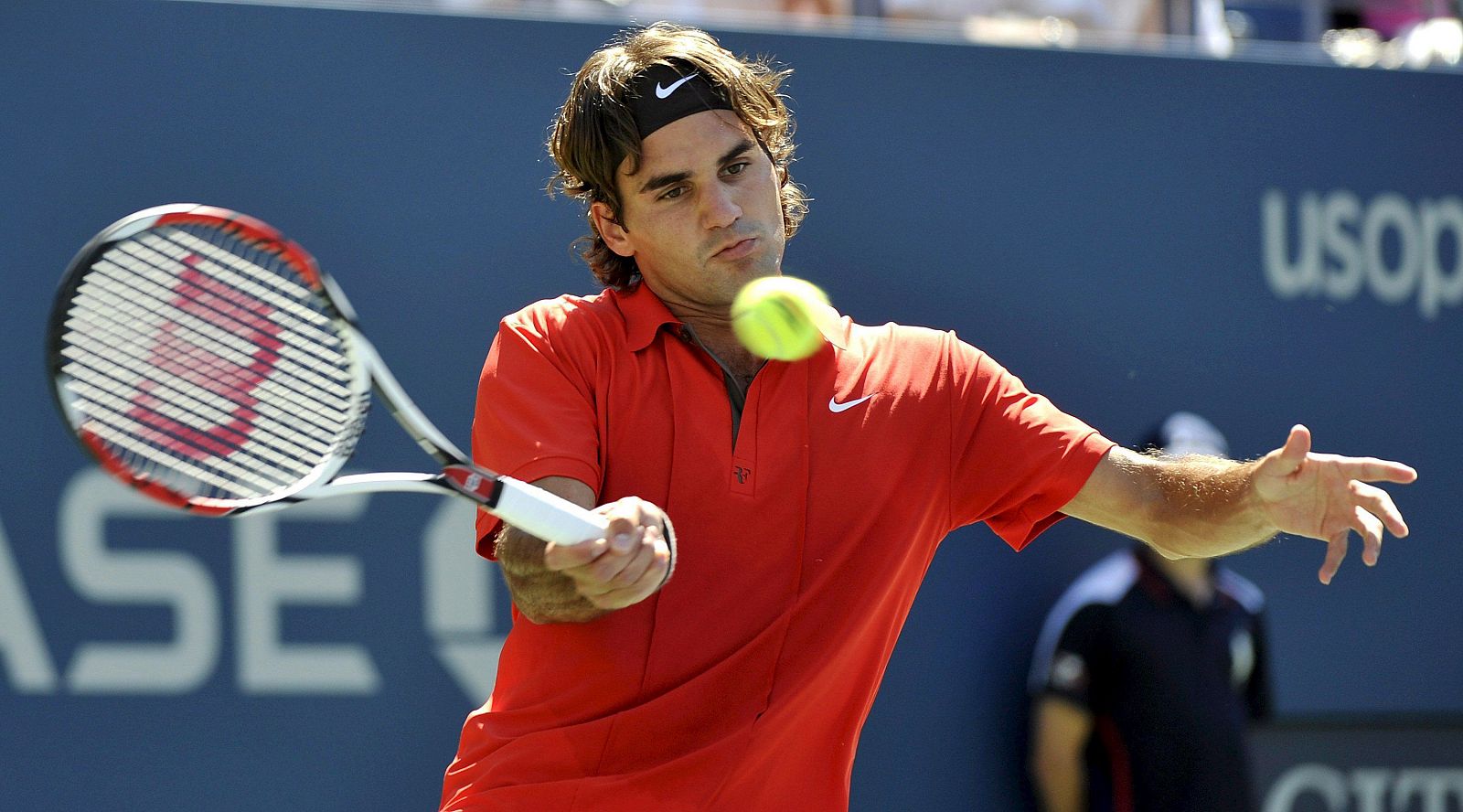 El tenista suizo Roger Federer golpea la bola durante el partido contra el checo Radek Stepanek.