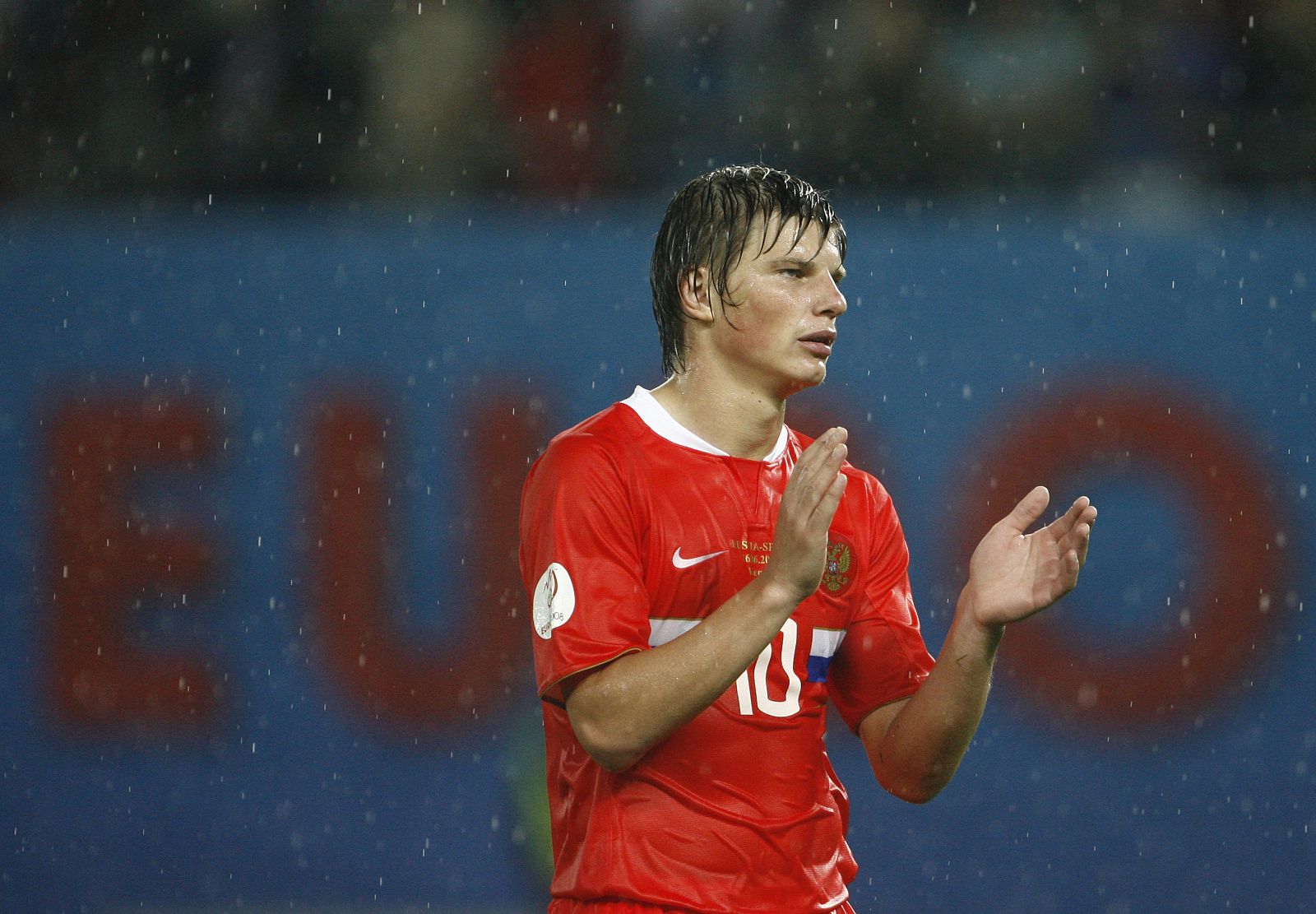 Arshavin reacciona tras la eliminación de Rusia en las semifinales de la Eurocopa ante España