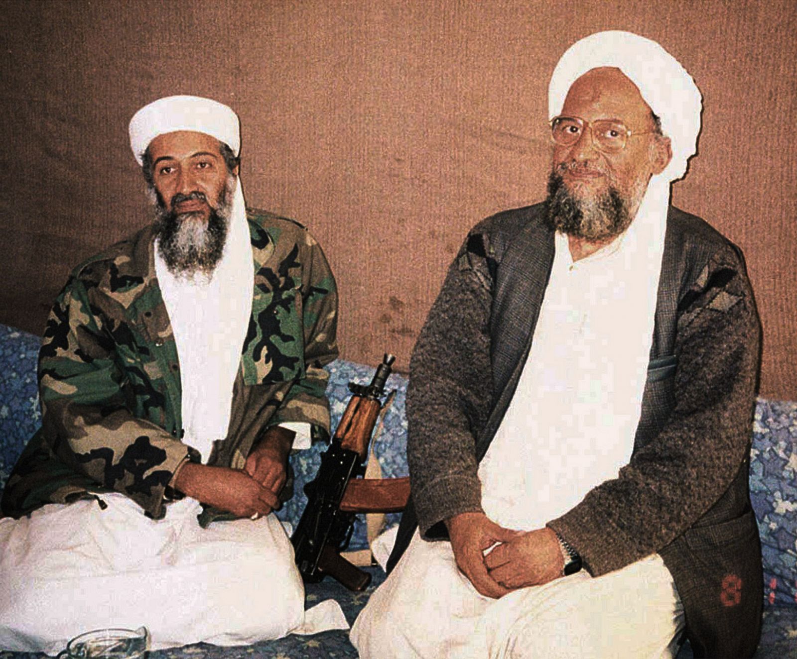 El 'número dos' de Al Qaeda, Ayman al Zawahiri, a la izquierda, junto al líder de la red terrorista, Osama bin Laden, en una imagen de archivo.