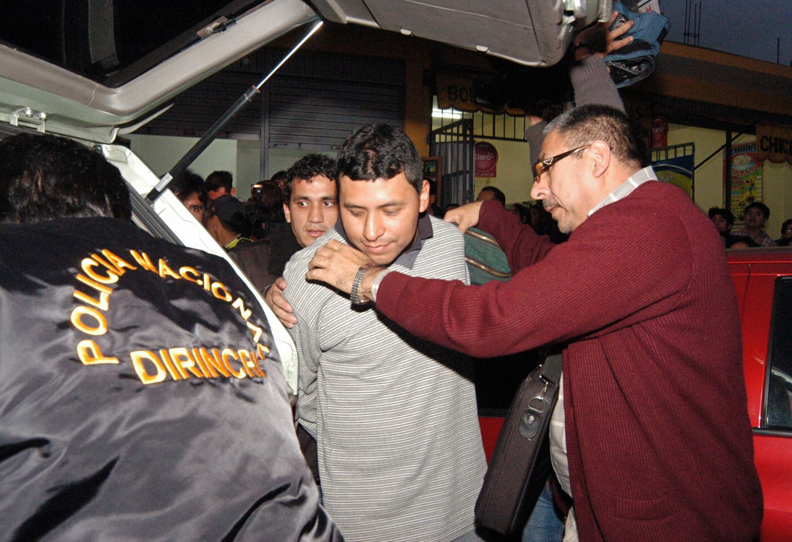Edsel Germán Flores Rebatta de 33 años, es introducido en un vehículo de la Policía Nacional del Perú tras de ser detenido en Lima (Perú)