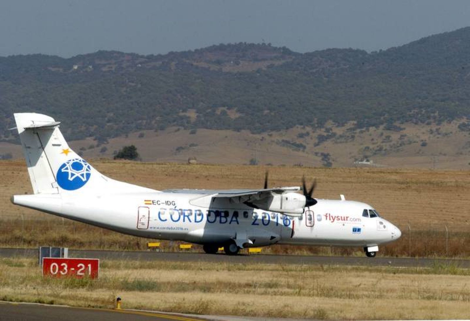 Despega entre las turbulencias económicas Flysur, la primera aerolínea  andaluza - RTVE.es