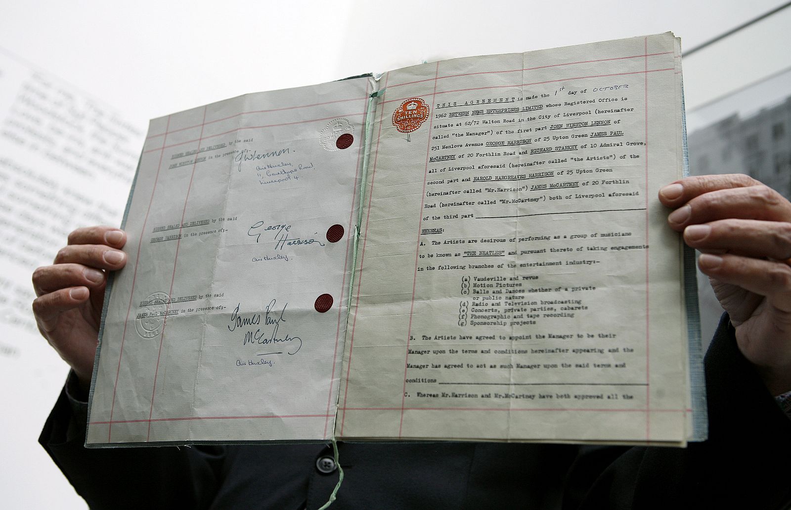 La copia que Epstein guardaba del primer contrato firmado por los Beatles.