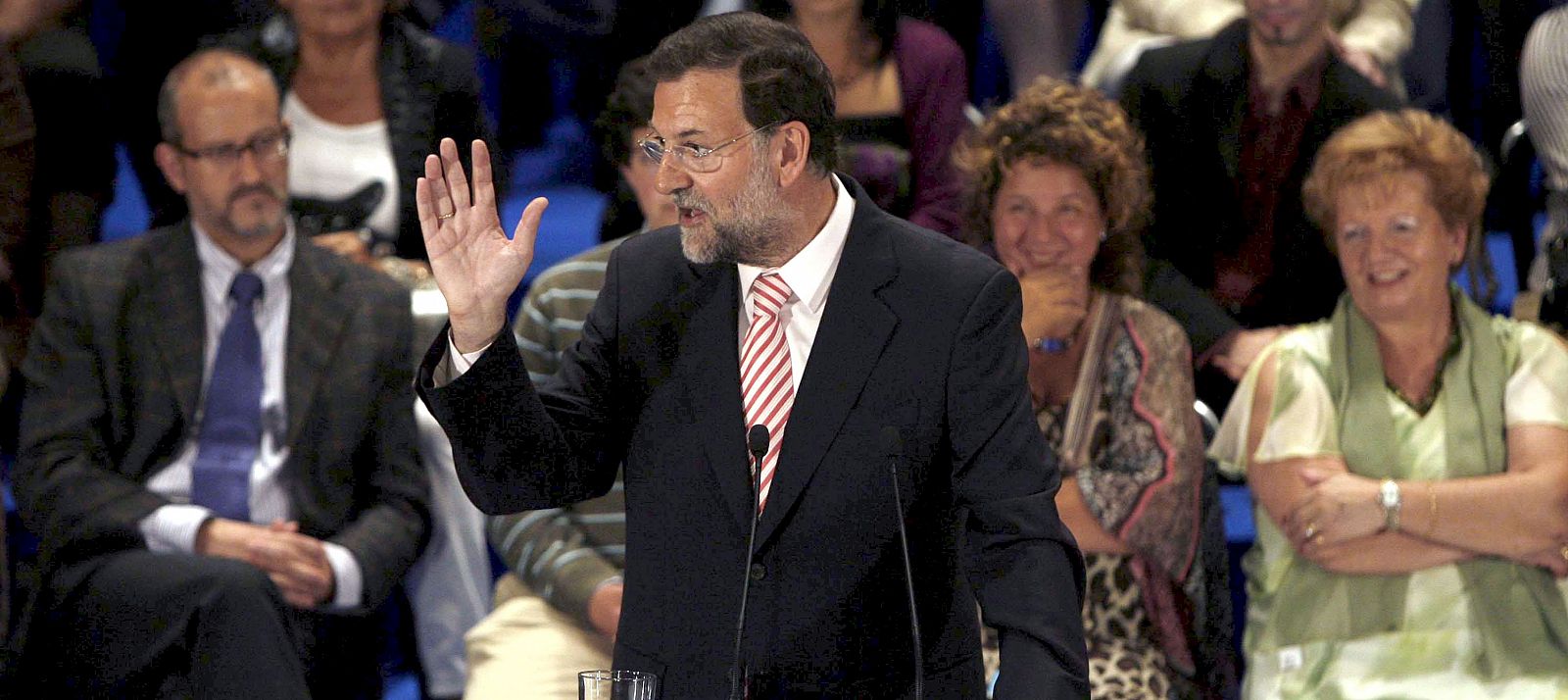 El presidente del Partido Popular, Mariano Rajoy, durante el discurso que ha pronunciado n Bilbao en el acto de entrega de carnés del partido a 107 nuevos afiliados a esta formación en el País Vasco