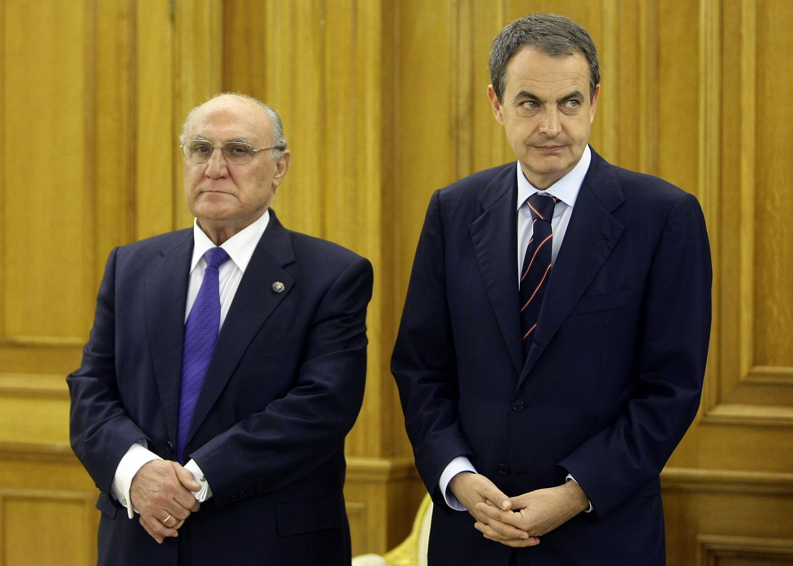 El presidente del Gobierno posa junto al actual presidente del CGPJ, Francisco José Hernando, en la toma de posesión de Conde Pumpido en mayo de 2008.