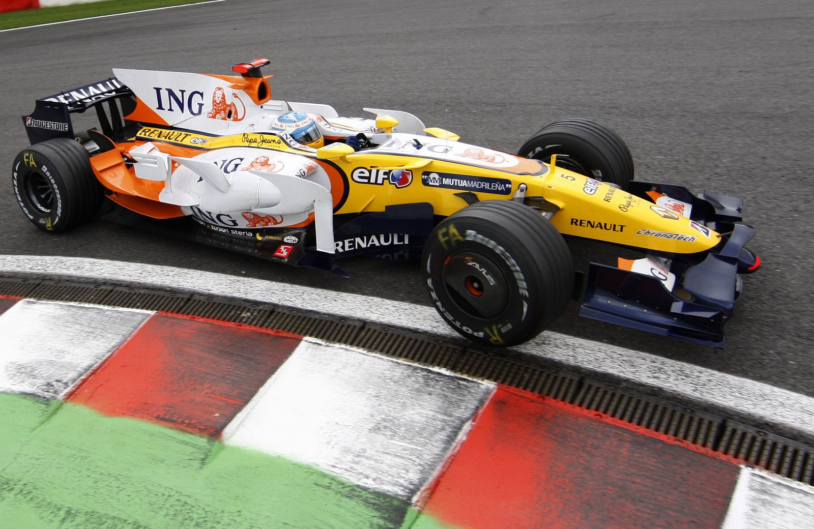 Alonso esperó demasiado para cambiar los neumáticos y perdió el tercer puesto en el cajón.