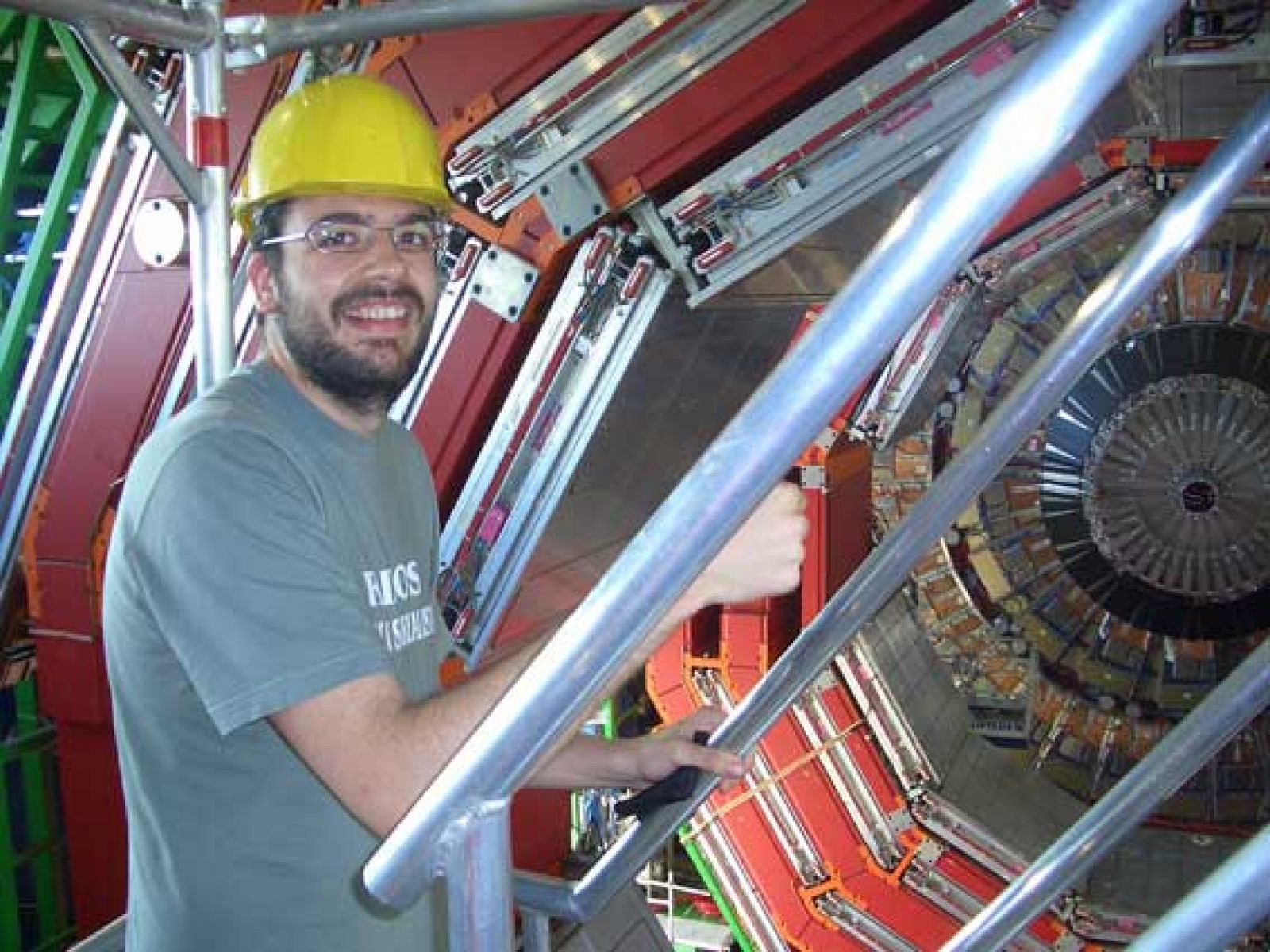 Martínez ante el detector CMS del acelerador de partículas