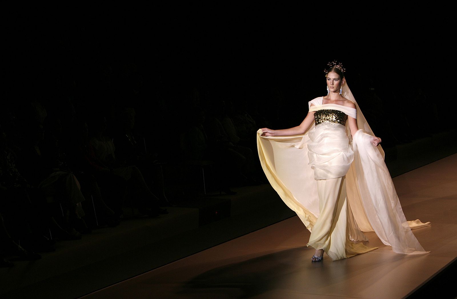 Vestido de novia de la colección de Francis Montesinos en un desfile de la Cibeles Madrid Fashion Week.