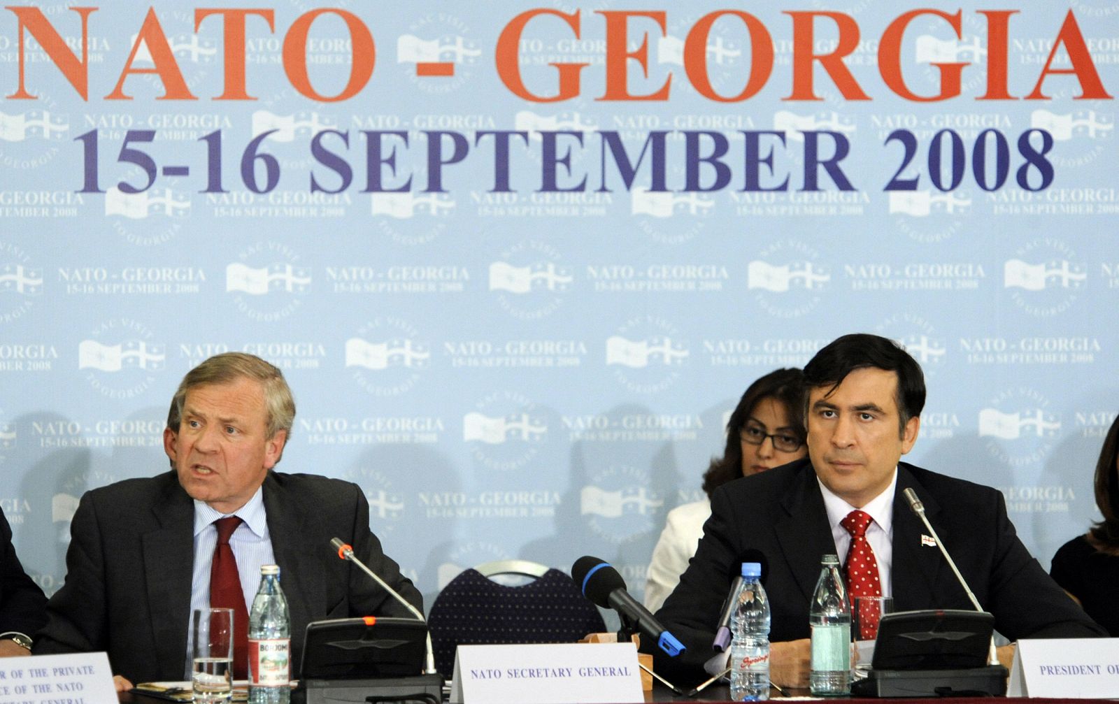 El Secretario General de la OTAN ,Jaap de Hoop Scheffer, habla junto al presidente de Georgia, Mikheil Saakashvili, en Tbilisi