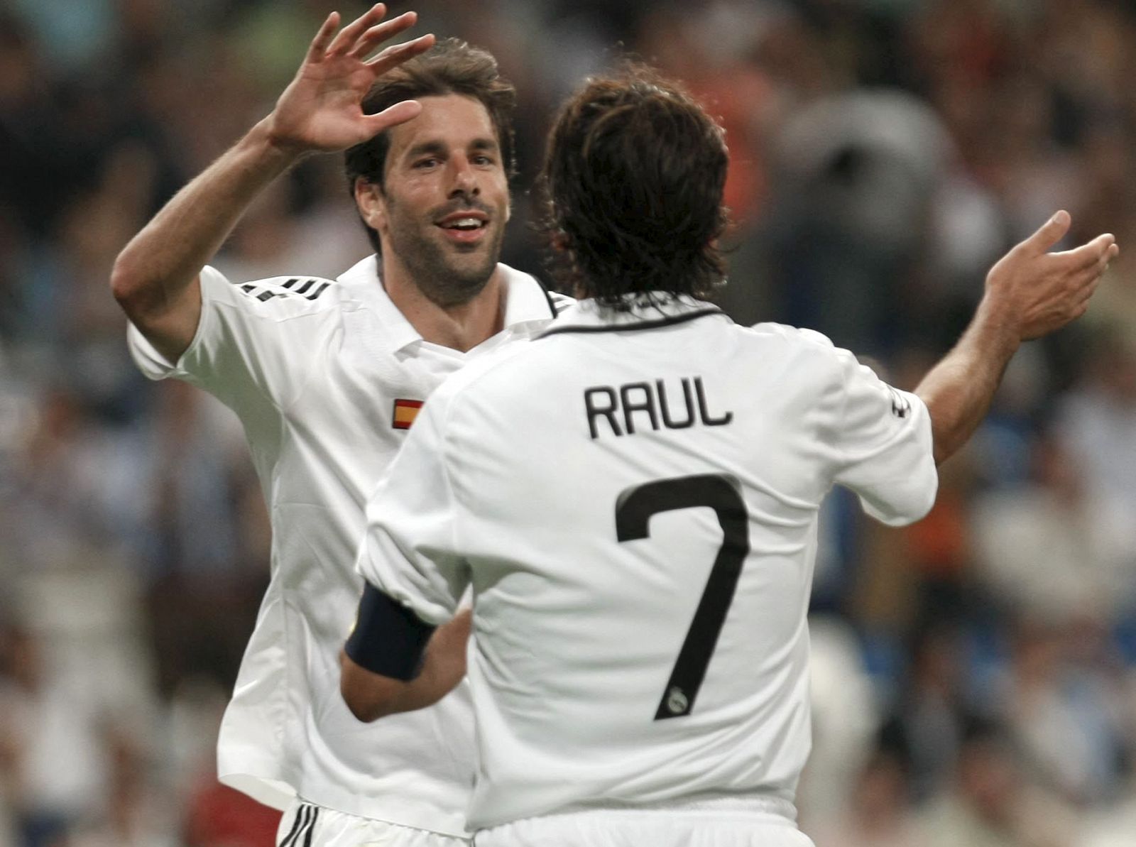 El holandés del Real Madrid, Ruud van Nistelrooy, celebra con Raúl, el segundo gol que le ha marcado al Bate Borisov.