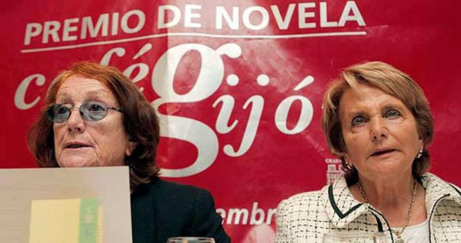 La presidenta del jurado del Premio Café Gijón de Novela 2008, Rosa Regás , junto a la alcaldesa de Gijón, Paz Fernández Felgueroso, durante la lectura del fallo. 