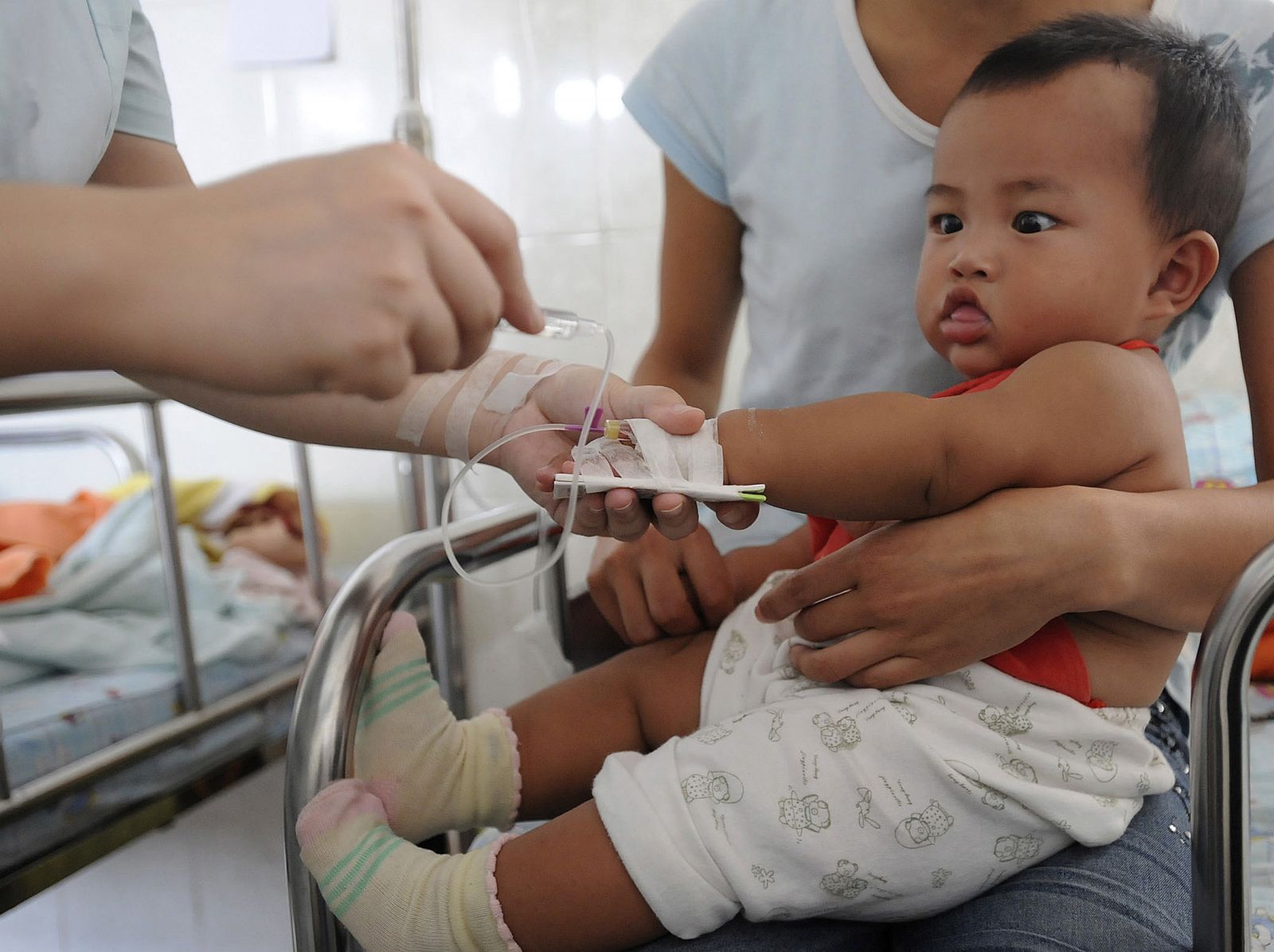 Li Dongyang, un bebé de ocho meses que sufre de peidras en el riñón, recibe tratamiento en un hospital de Hefei, China.