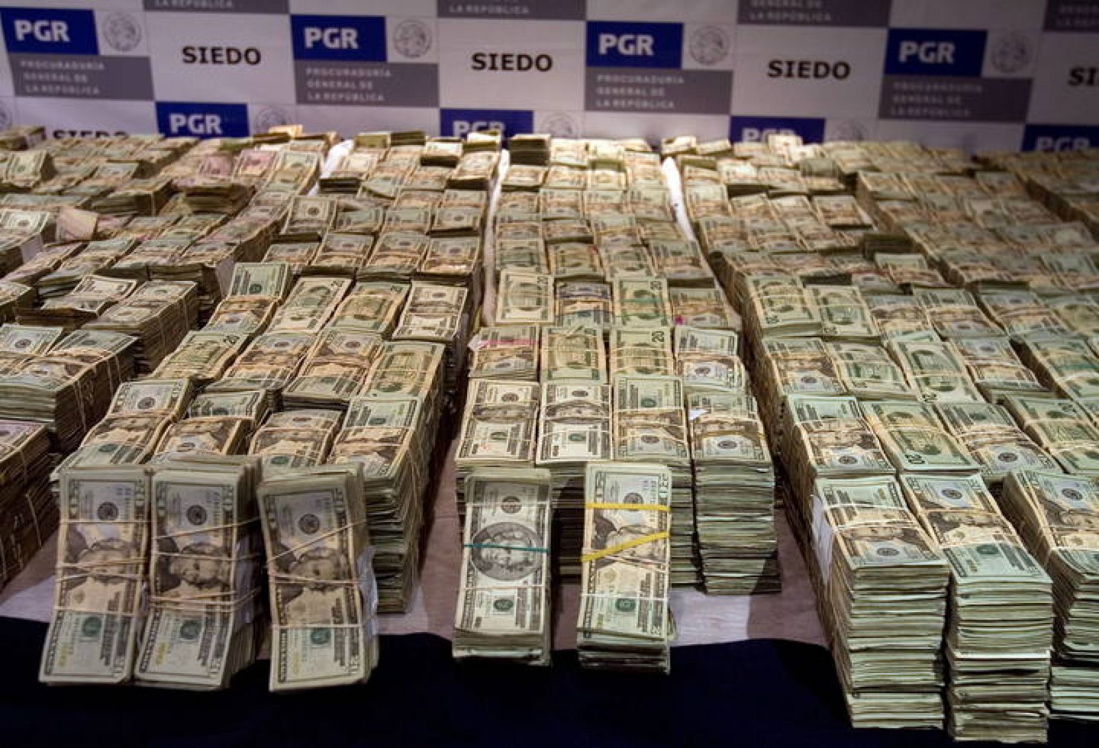 Vista de 26,2 millones de dólares decomisados por miembros del Ejército y la Fiscalía presentados hoy, 18 de septiembre de 2008, durante una conferencia de prensa en Ciudad de México.  