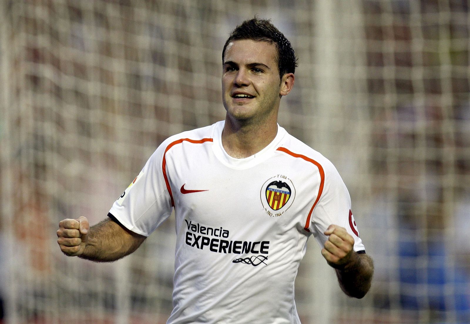 El delantero del Valencia Juan Manuel Mata celebra su gol, el único del partido, ante el Osasuna.