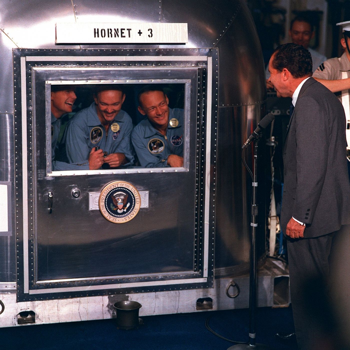El presidente Nixon, con los tres astronautas que pisaron la Luna.
