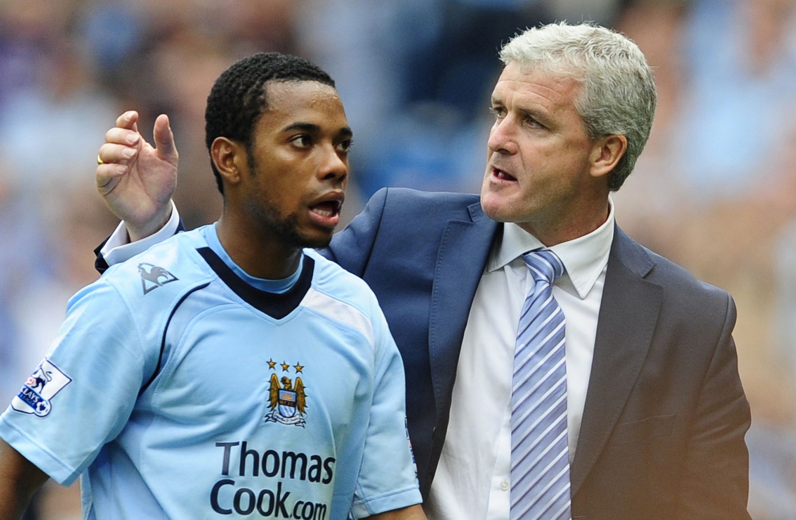 El entrenador del Manchester City con si fichaje estrella, Robinho en el partido contra el Portsmouth.