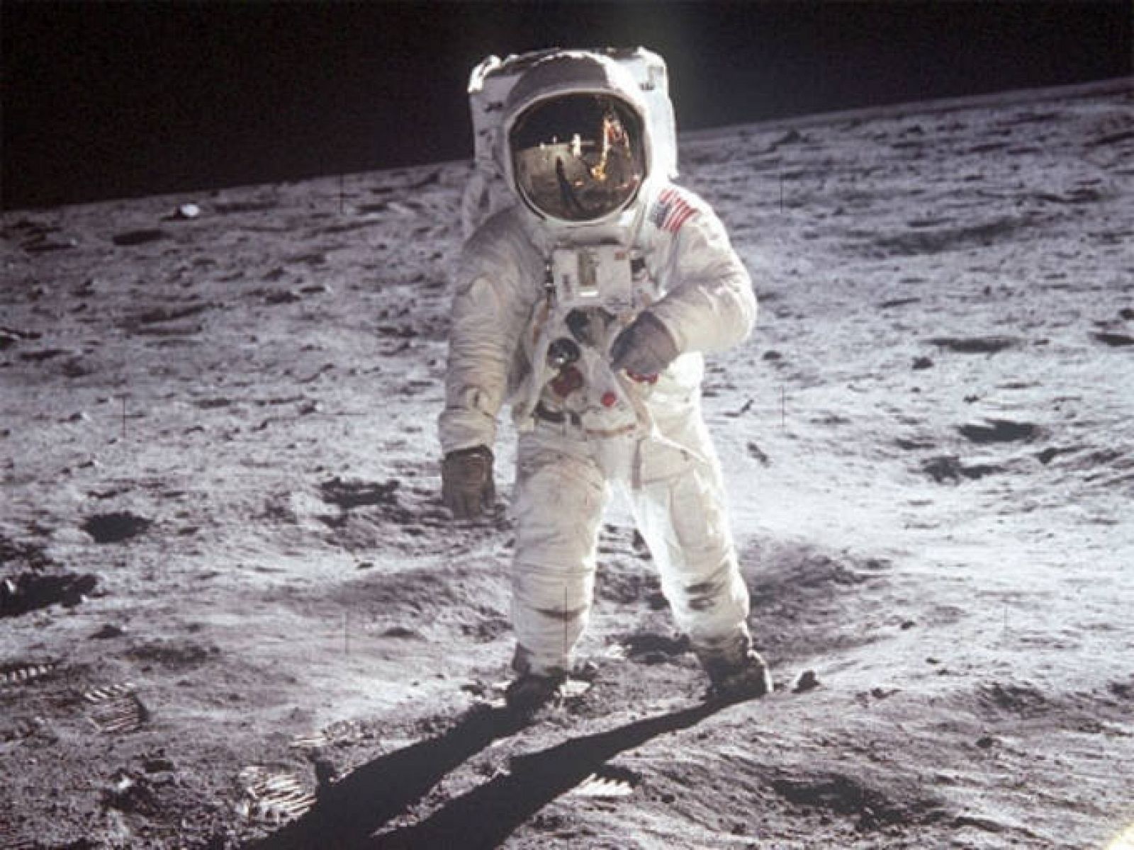 Neil Armstrong pasea sobre la Luna