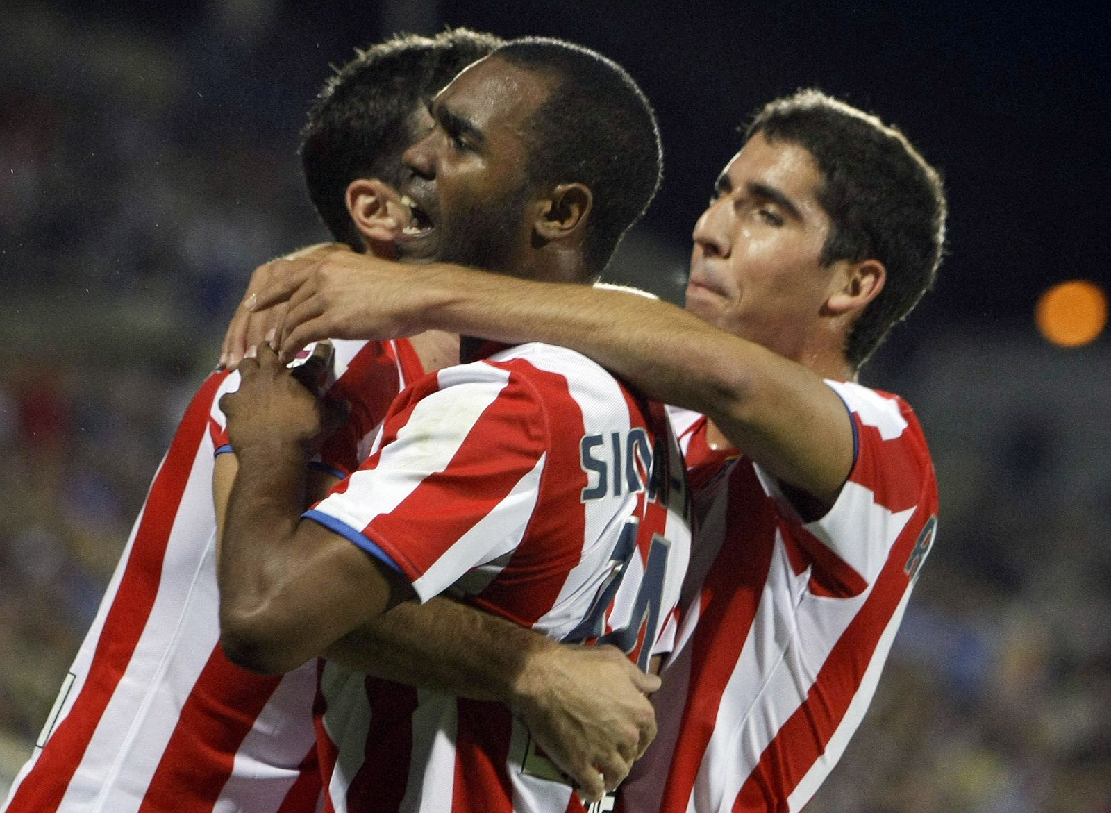 Sinama Pongolle celebra su primer gol conseguido ante el Getafe.