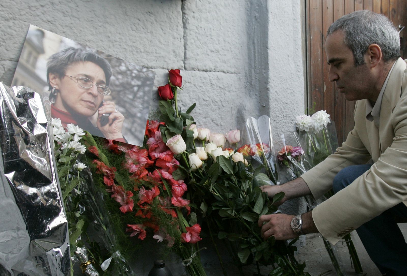El ajedrecista Gary Kasparov, opositor de Vladimir Putin, deposita flores en el apartamento de Politkovskaya con ocasión de su cumpleaños en 2007.