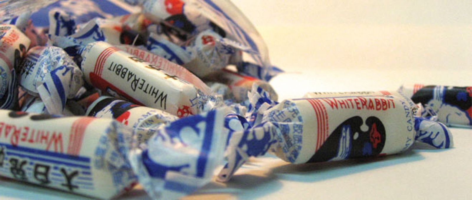 FACUA ha localizado en Sevilla los caramelos chinos 'White Rabbit', como los retirados en otros países por estar contaminados con melamina.