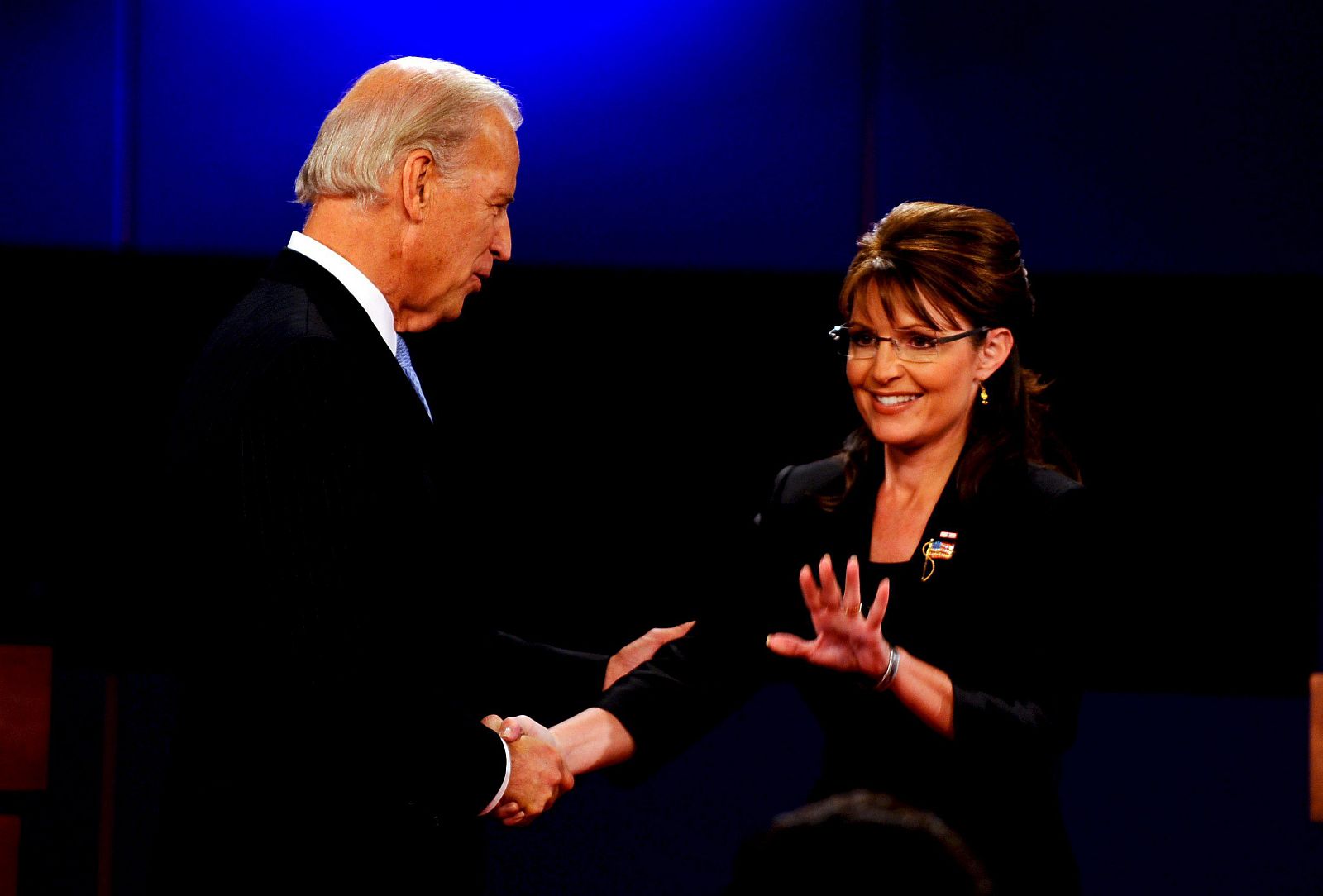 Los dos candidatos a la vicepresidencia se saluda antes de iniciar el debate.