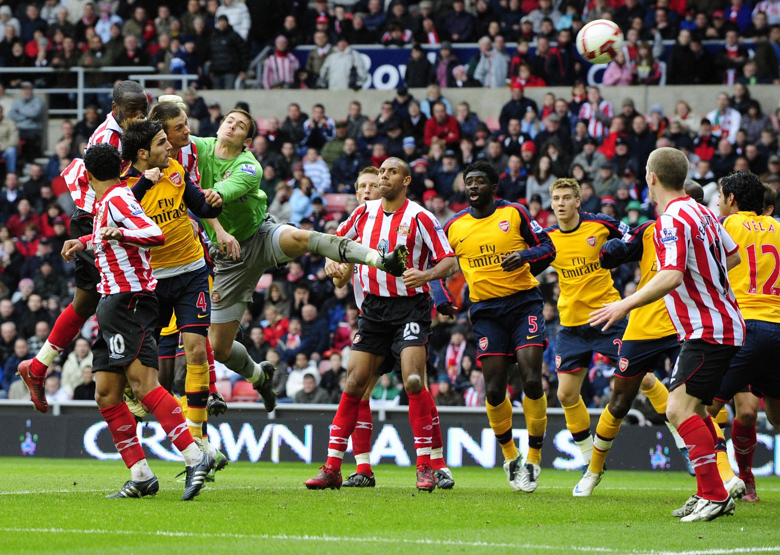 El jugador del Arsenal Cesc Fabregas, en el momento de marcar su gol ante el Sunderland.