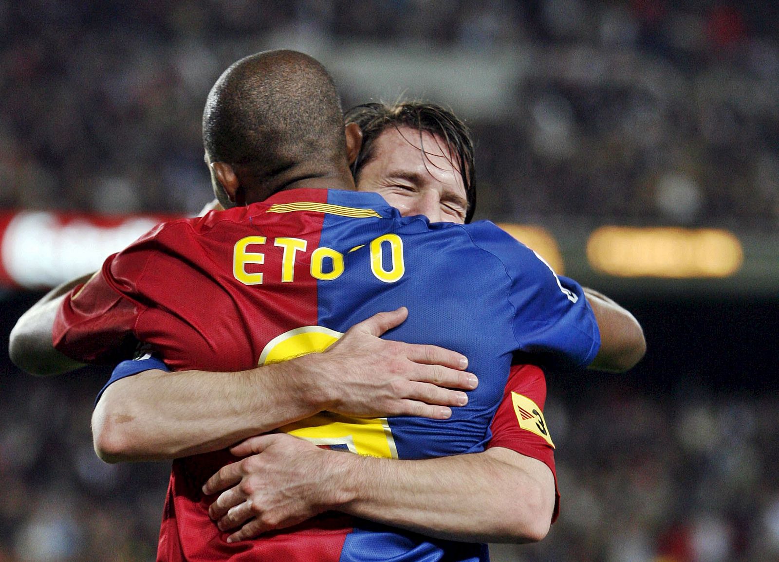Samuel Etoo y Lionel Messi se abrazan tras conseguir el cuarto gol para su equipo ante el Atlético de Madrid.