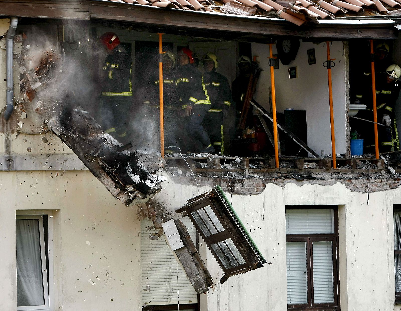 Los bomberos desescombran los materiales mas vulnerables del edificio en Santander