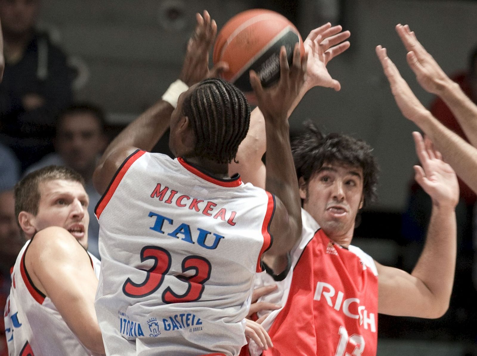 El Tau de Vitoria llega a Málaga con la baja de Splitter y varias dudas.