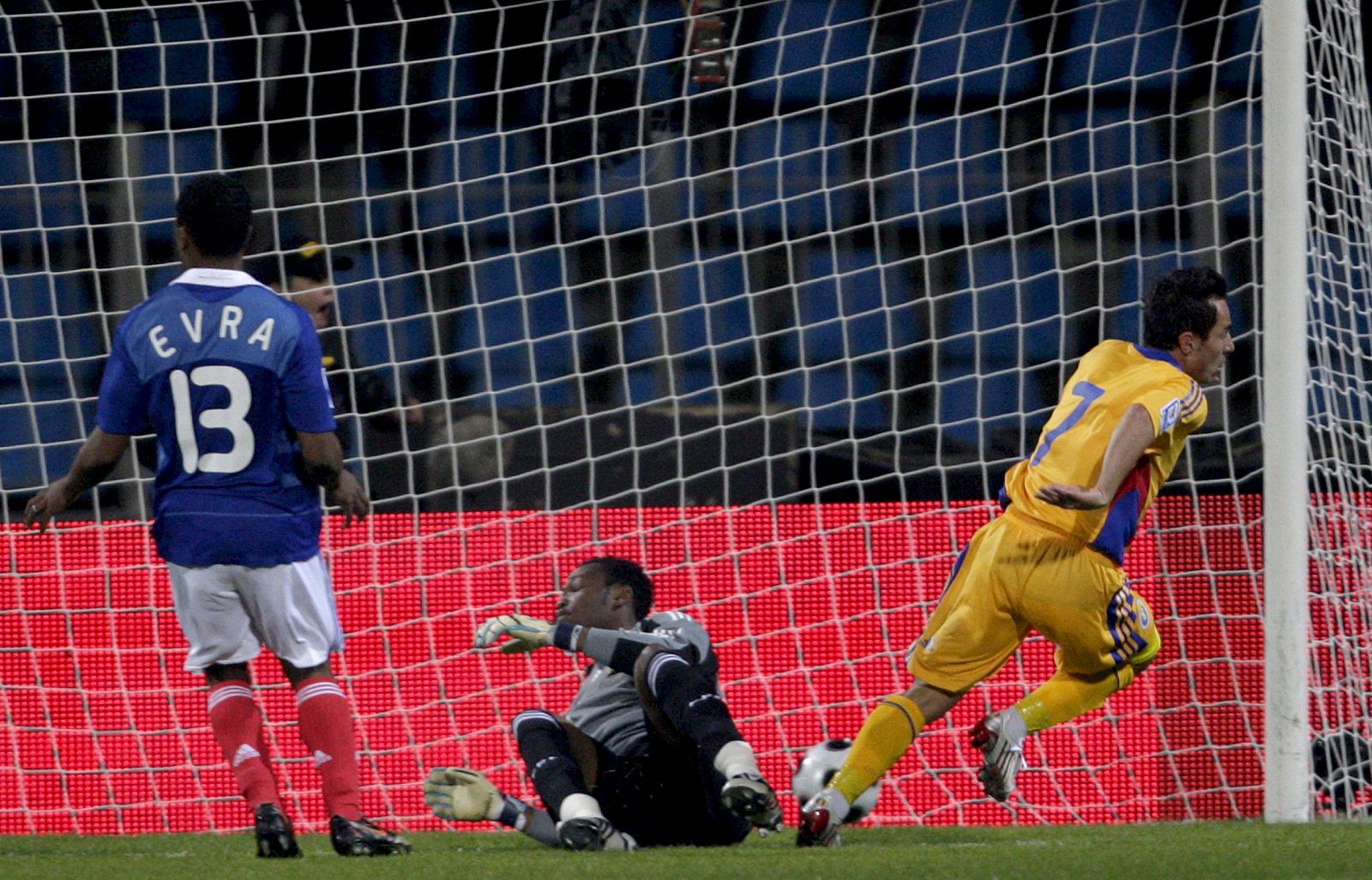 El rumano Petreo celebra un gol ante el portero francés Mandanda y el defensa Evra.
