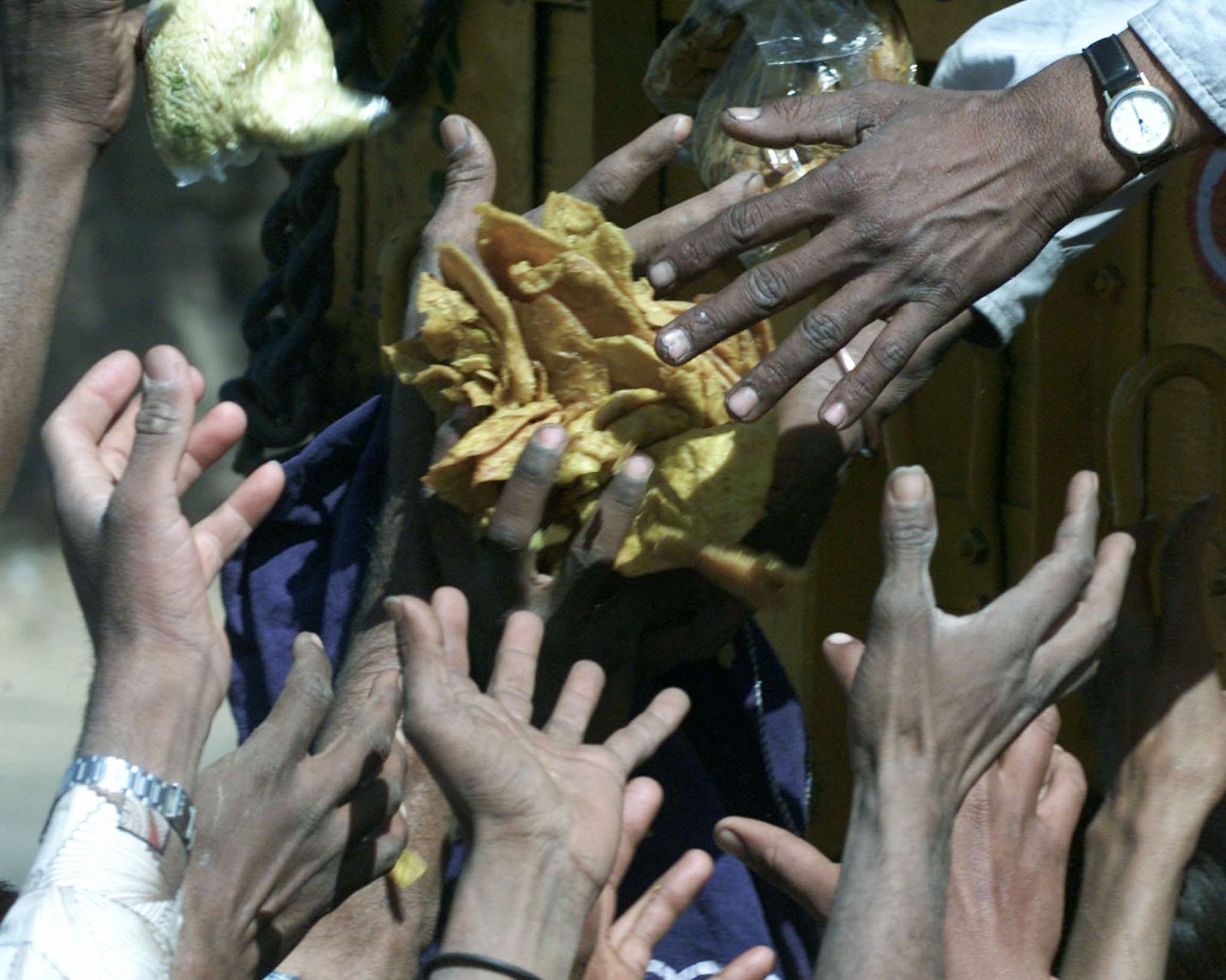 Las víctimas del hambre han aumentado en 2008. En la imagen, un grupo de personas trata de coger comida.