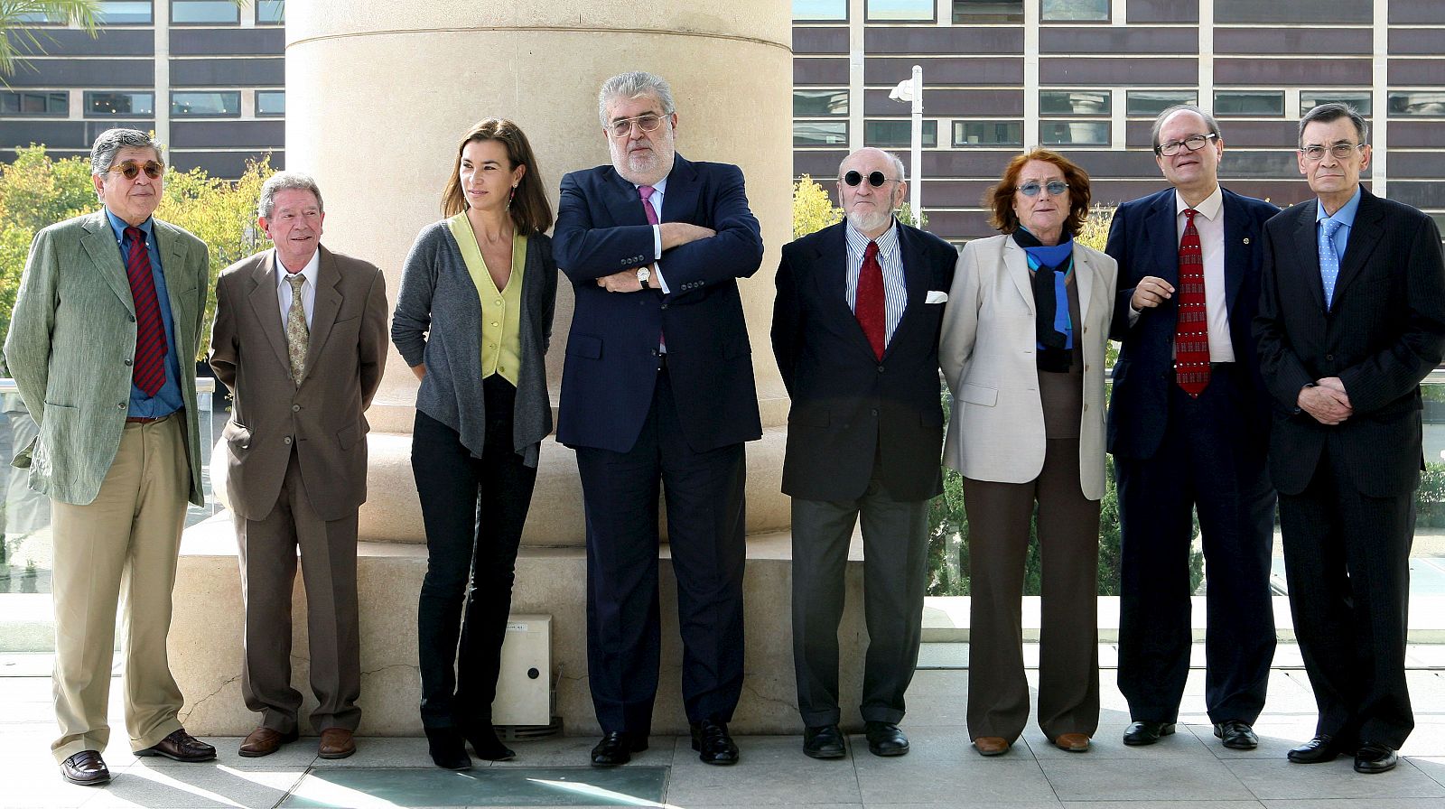 José Manuel Lara, presidente del Grupo Planeta, junto a los miembros del jurado del Premio Planeta 2008.