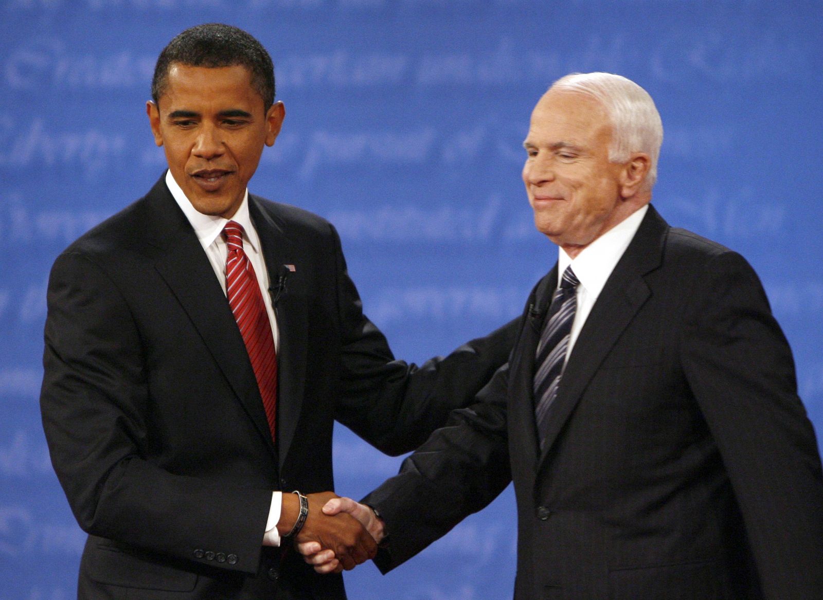 Obama saluda a McCain al principio del debate