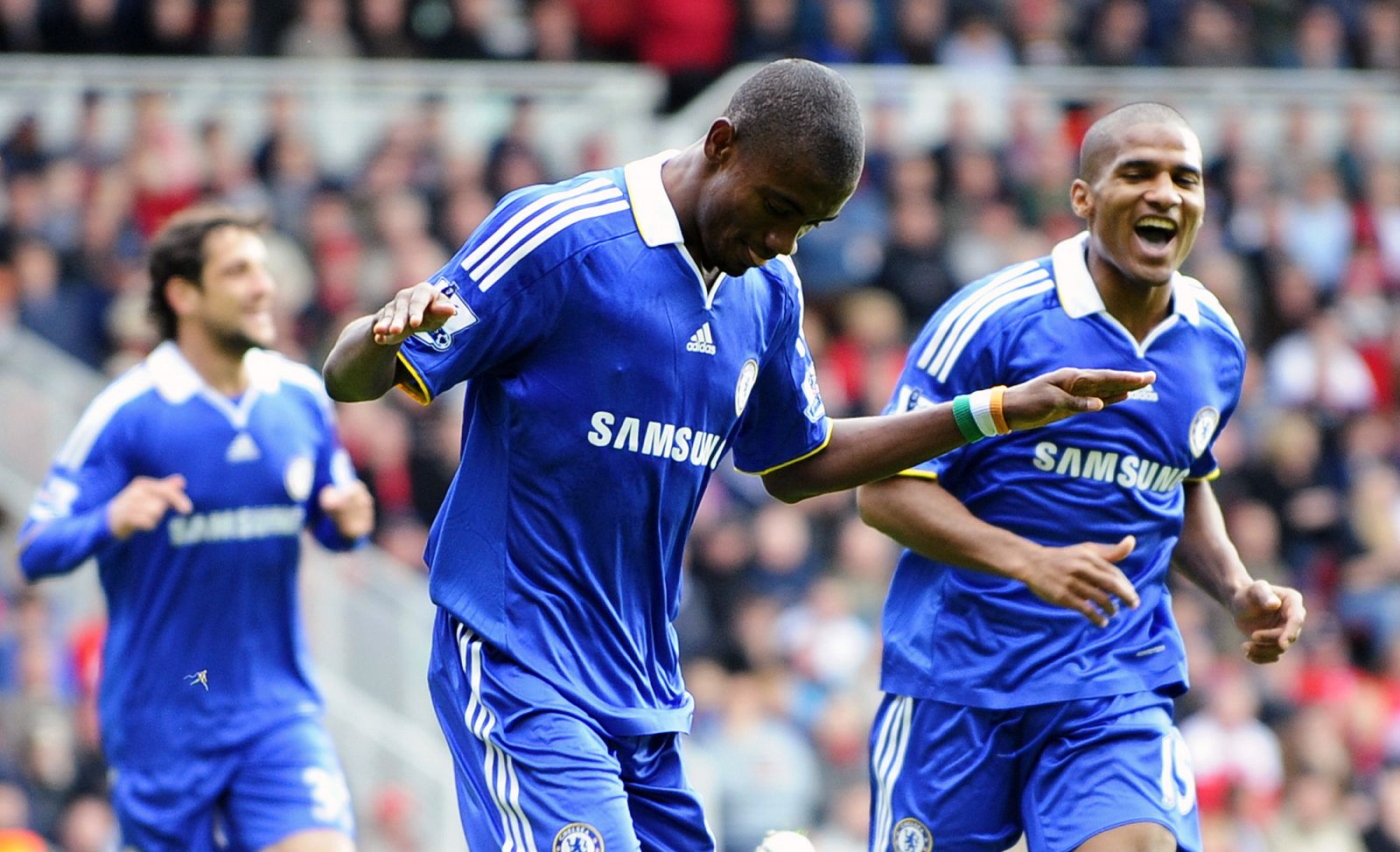 El jugador del Chelsea, Kalou, celebra el gol marcado ante el Middlesbrough, en la Premier Leage inglesa.