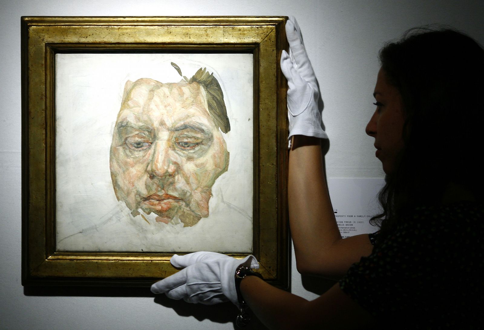 Un empleado de Christie's muestra el retrato de Bacon pintado por Lucien Freud.