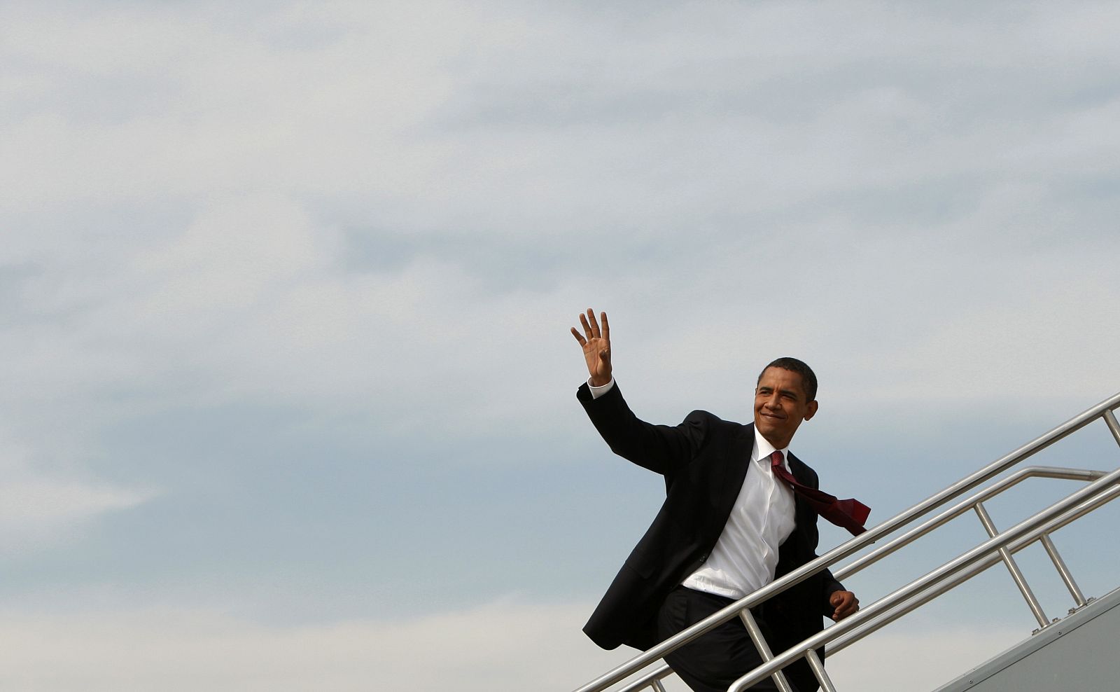 Barack Obama toma e Indianápolis un avión hacia Hawai para visitar a su abuela enferma.