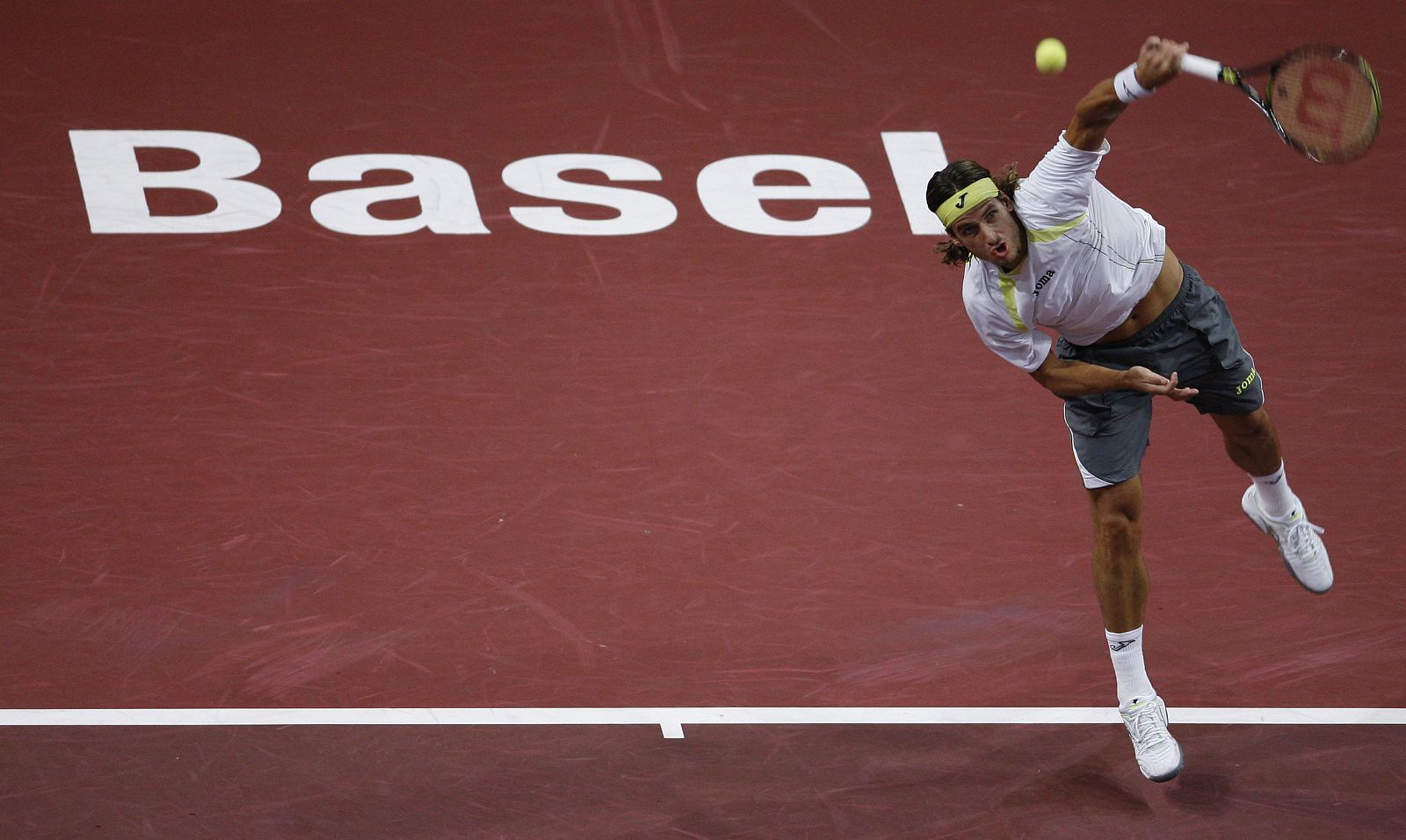 Feliciano Lopez sirve durante la semifinal del torneo de Basilea, ante Roger Federer.