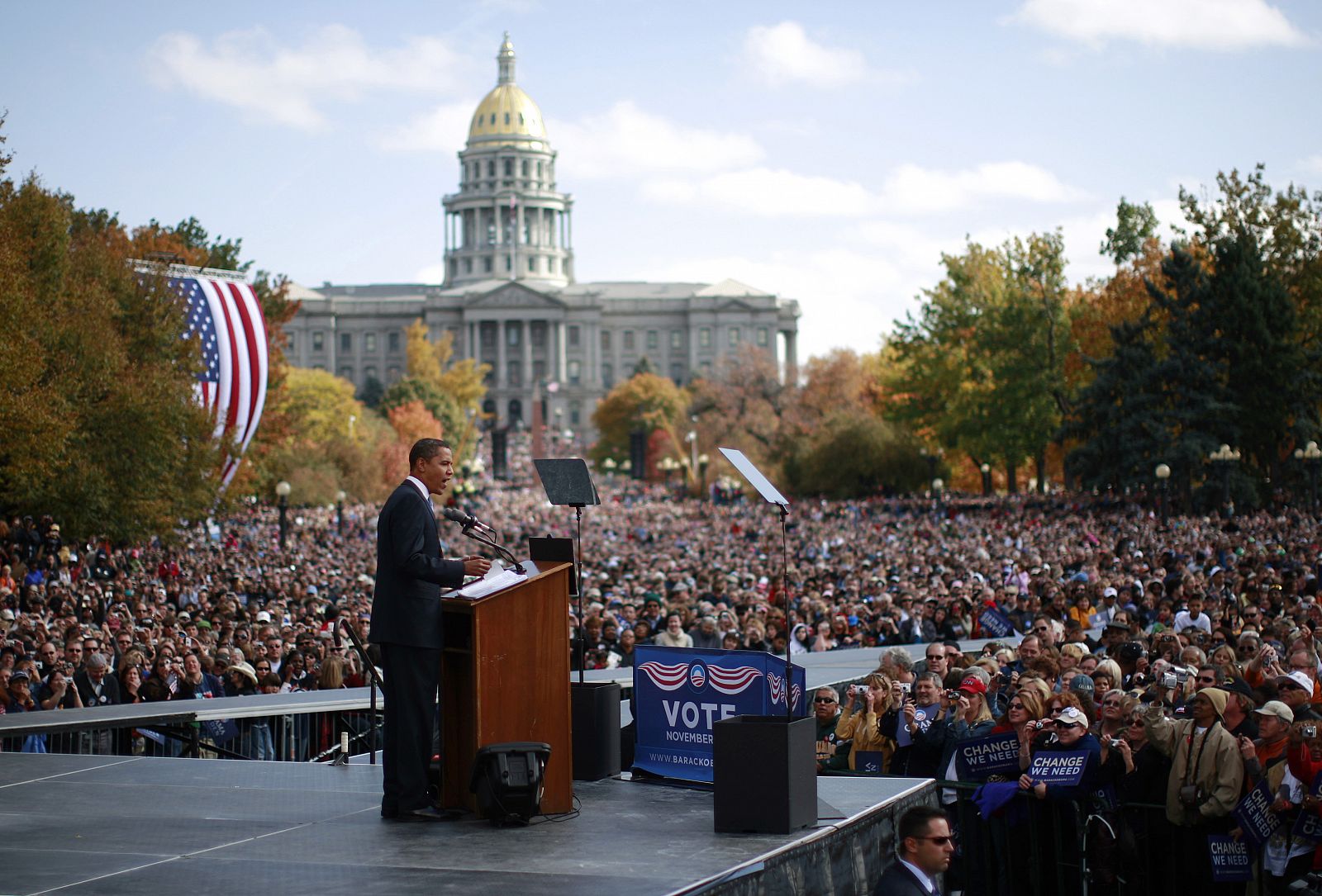 Obama ha batido el récord de asistencia a sus mítines con más 100.000 personas en Denver.
