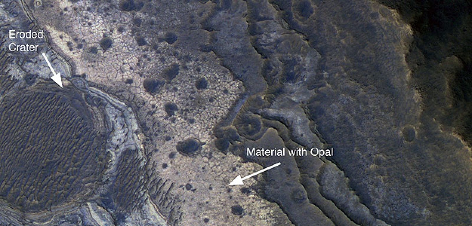 Superficie de Marte donde la sonda Mars Reconnaissance Orbiter ha descubierto nuevos tipos de minerales que sugieren la presencia de agua en el planeta durante mucho más tiempo de lo que se creía.