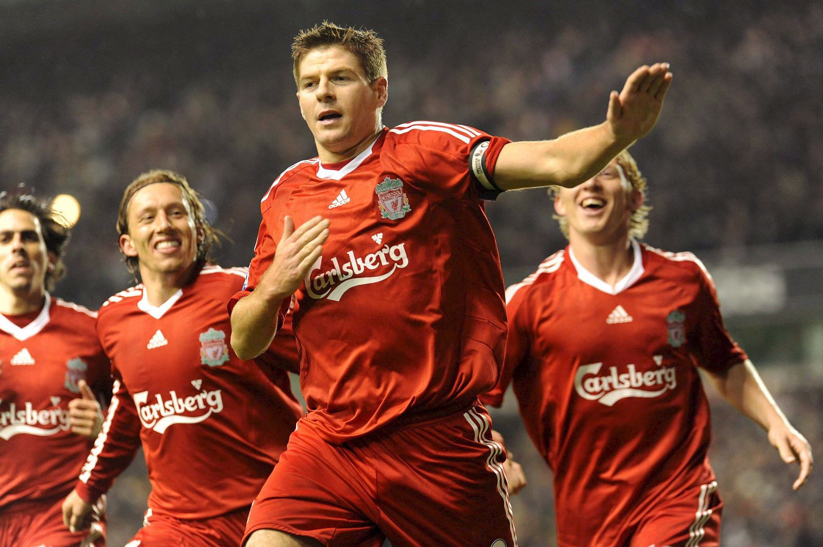 El jugador Steven Gerrard del Liverpool celebra junto a sus compañeros tras anotar el gol del triunfo ante el Portsmouth.