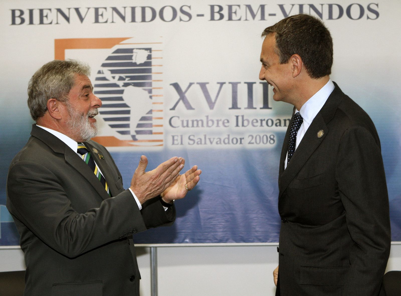 Zapatero y Lula bromean en la reunión bilateral que han mantenido en la Cumbre Iberoamericana.