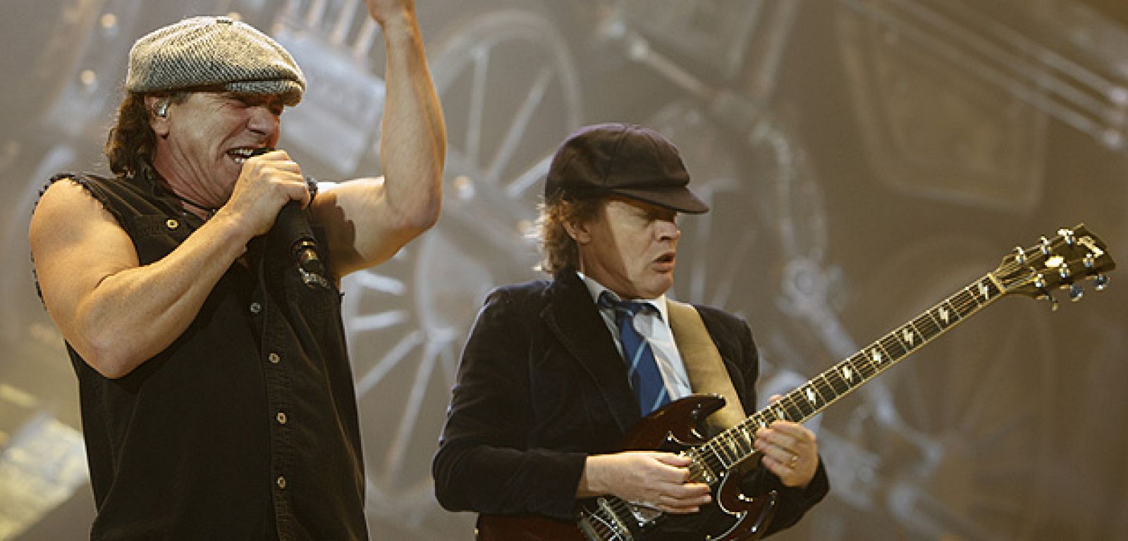 El vocalista de AC/DC, Brian Johnson y el guitarrista de la banda Angus Young en un concierto en Rosemont, Illinois el 30 de octubre, 2008.