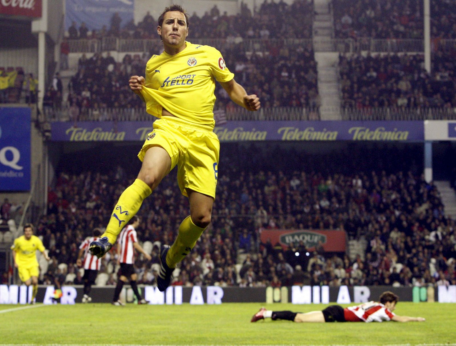Santi Cazorla celebra la consecución del tercer gol de su equipo frente al Athletic de Bilbao.