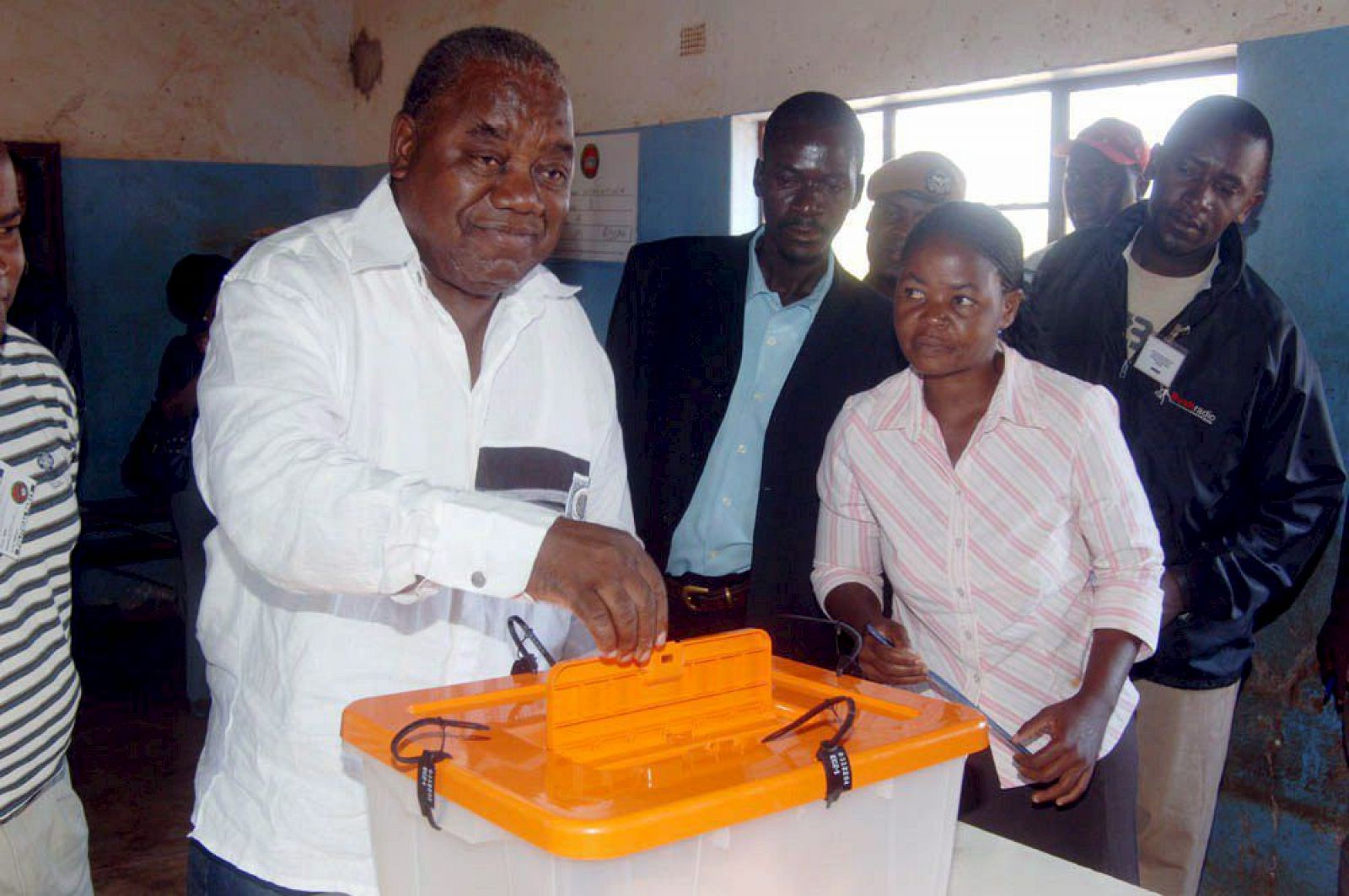Rupiah Banda, elegido nuevo presidente de Zambia, vota en el centro electoral de Nyakutwa.