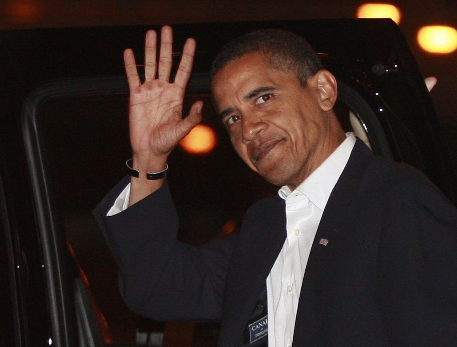 Barack Obama saluda a la prensa el día después de las elecciones presidenciales del 4 de noviembre.