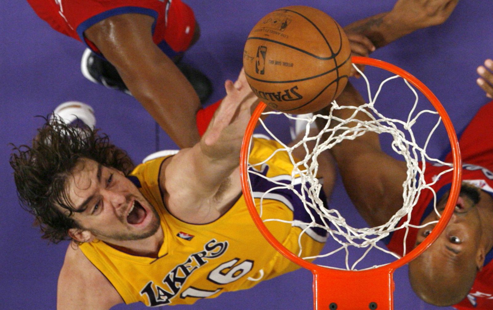 Pau Gasol lucha por un rebote con Brian Skinner en el partido contra Los Angeles Clippers