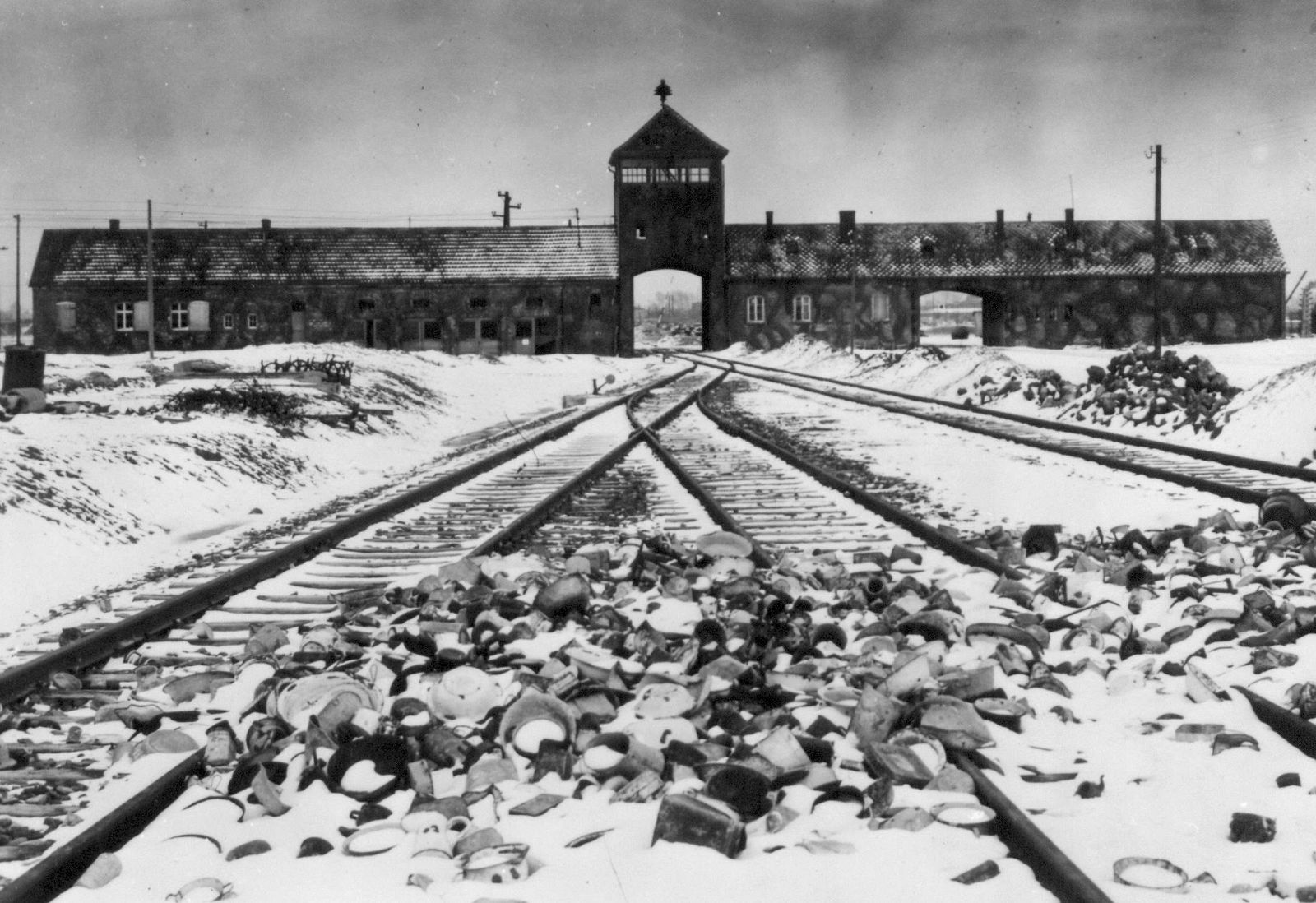 Una foto de archivo muestra la entrada al campo de concentración de Auschwitz II-Birkenau, donde fue asesinado más de un millón de judíos.