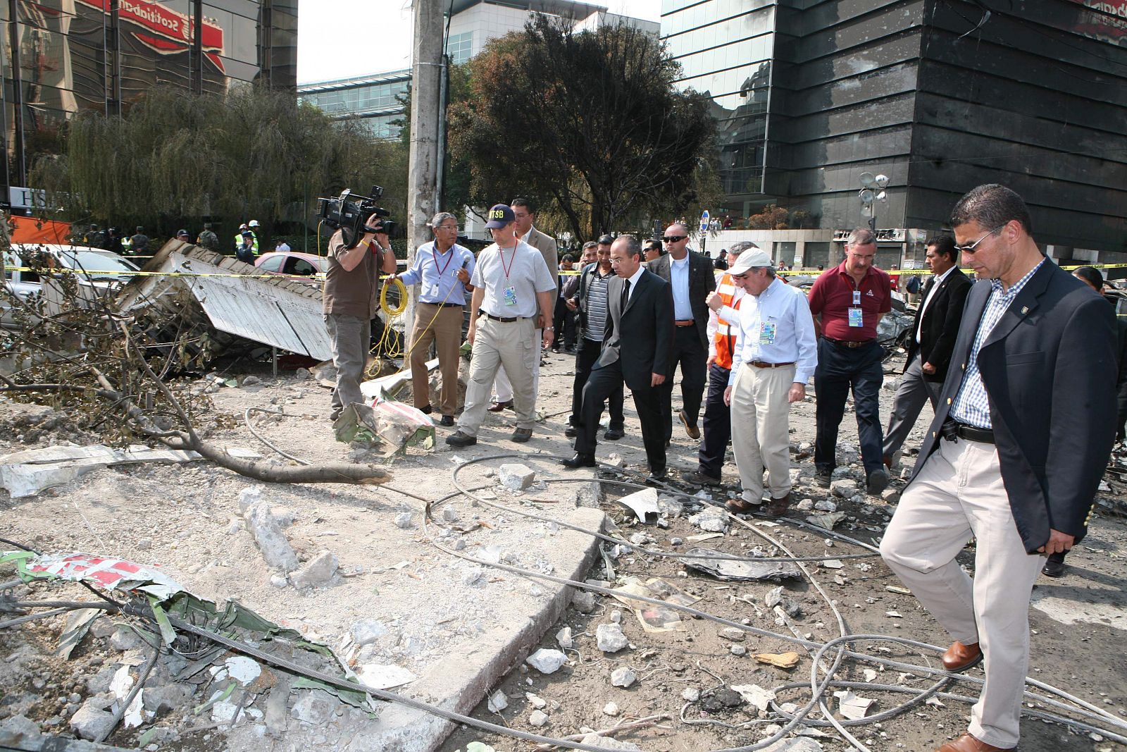 El presidente de México, Felipe Calderón, visitó el lugar donde cayó el pasado martes la avioneta en la que falleció el ministro de Interior, Juan Camilo Mouriño, en Ciudad de México.
