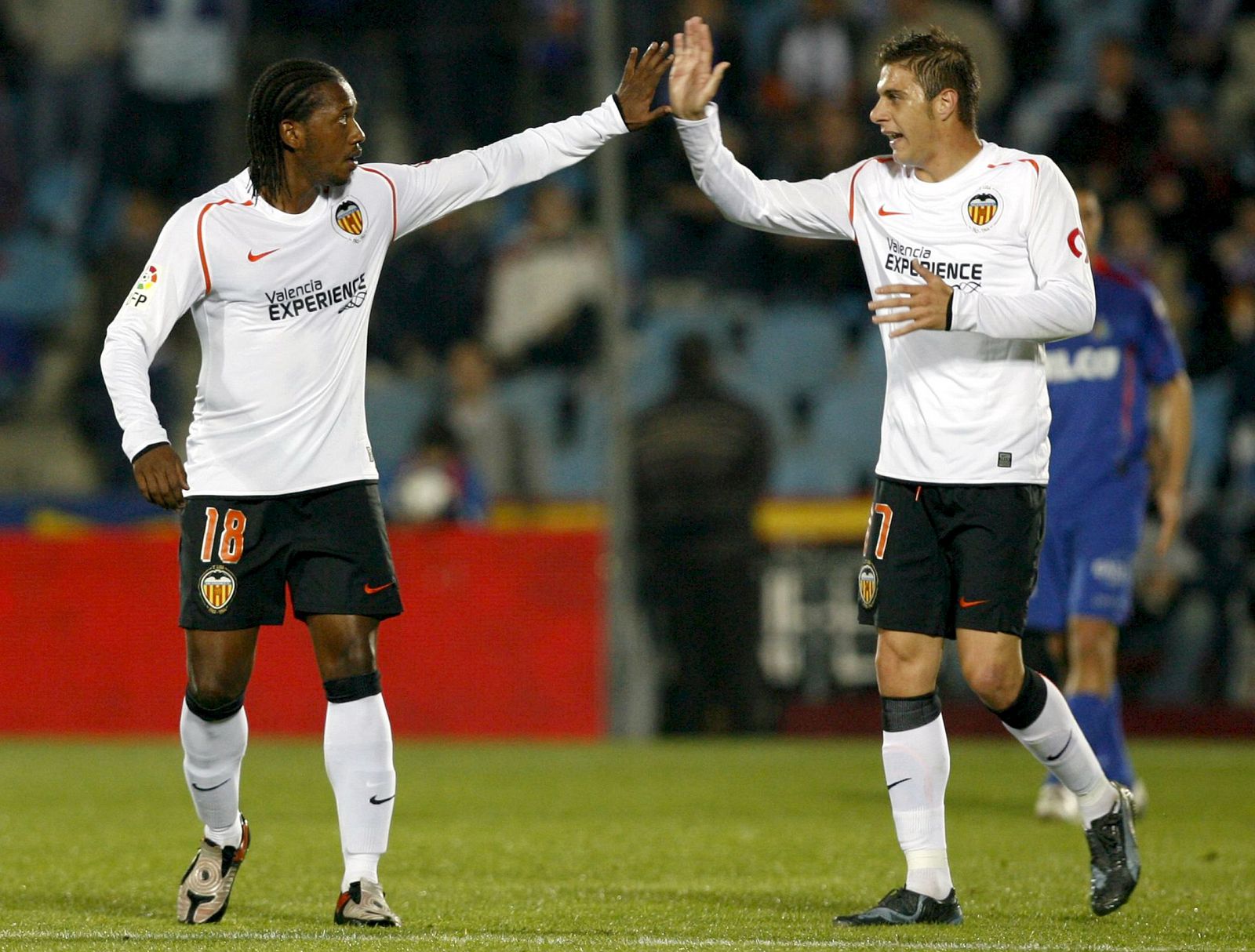 Manuel Fernandes celebra con Joaquín el primer gol marcado al Getafe.