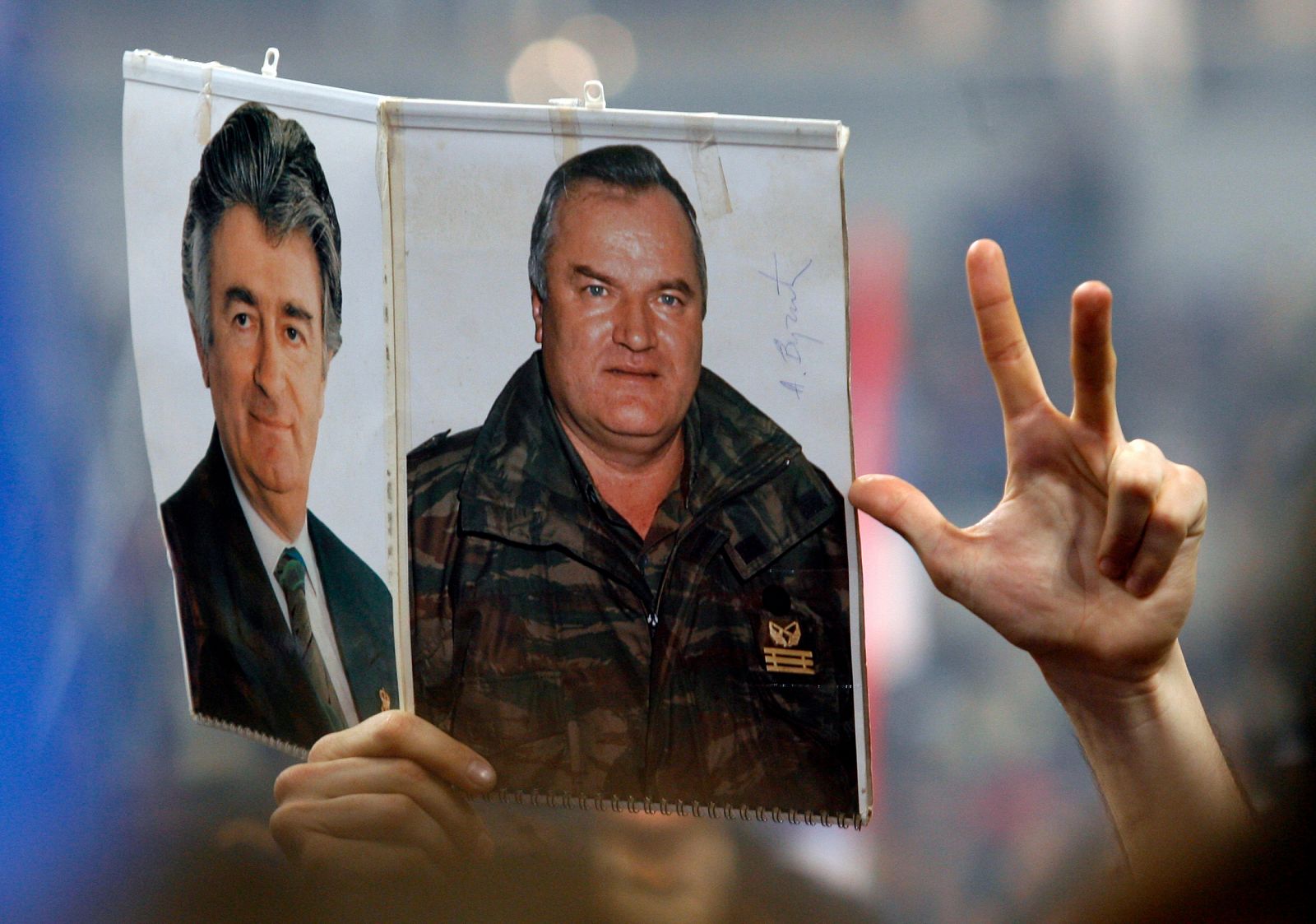 Ultranacionalistas serbios muestran pancartas en favor de Karadzic y Mladic, en una manifestación.