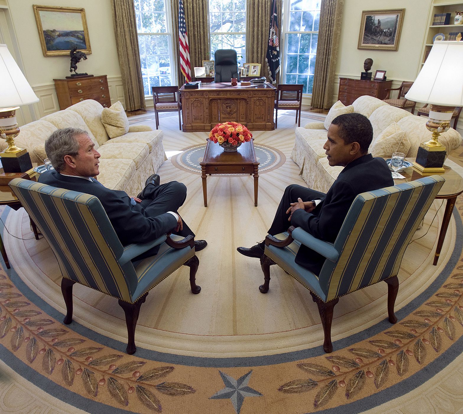 Bush y Obama en el Despacho Oval, antes de su reunión a puerta cerrada.